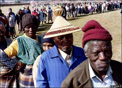 Amid fears of disenfranchisement and in an effort to preserve the fragile consensus between the ANC and the Inkata, voting is extended for an extra day in some provinces, including the IFP heartland of KwaZulu-Natal, to allow everyone to cast their ballot.